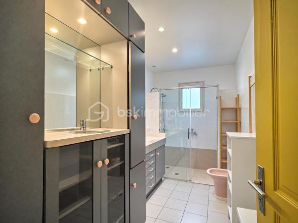 Le calme d’une impasse, le confort du plain-pied et de vrais espaces pour profiter de l’extérieur !

À Milhaud, à proximité de toutes les commodités, découvrez cette maison de plain-pied d’environ 142 m², implantée sur une parcelle arborée de 519 m².

Dès l’entrée, vous découvrirez une maison pleine de vie et de caractère. Sa belle pièce de vie conviviale et lumineuse, ouverte sur le jardin, réunit salon, espace repas et cuisine ouverte, créant un véritable lieu de partage tourné vers l’extérieur.

Côté nuit, la maison dispose de 3 chambres et d’une salle d’eau.

L’ancien garage a été aménagé en buanderie et dressing. Grâce à sa configuration, cet espace offre également un beau potentiel pour créer un bureau, un espace de télétravail ou accueillir une activité libérale à domicile, sous réserve des autorisations nécessaires.

Mais c’est aussi à l’extérieur que cette maison dévoile tout son charme. Le jardin arboré accueille une piscine de 7 x 3,5 m, idéale pour profiter pleinement des beaux jours. Plusieurs dépendances viennent compléter l’ensemble, avec notamment un local technique piscine et atelier, ainsi qu’un agréable espace dédié aux moments de convivialité avec barbecue et cuisine d’été.

Le jardin bénéficie également d’un forage et d’un arrosage automatique, appréciables pour faciliter son entretien.

Pour votre confort au quotidien : pompe à chaleur, climatisation réversible, double vitrage, volets roulants électriques, VMC et accès aux combles.

Une maison chaleureuse et atypique qui offre bien plus que sa surface habitable grâce à ses nombreux espaces complémentaires.

Plain-pied, piscine, dépendances, jardin et calme d’une impasse : une combinaison rare sur Milhaud.

À découvrir sans tarder !
