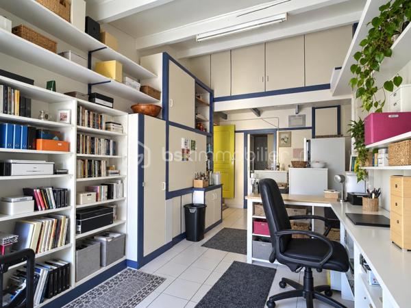 Le calme d’une impasse, le confort du plain-pied et de vrais espaces pour profiter de l’extérieur !

À Milhaud, à proximité de toutes les commodités, découvrez cette maison de plain-pied d’environ 142 m², implantée sur une parcelle arborée de 519 m².

Dès l’entrée, vous découvrirez une maison pleine de vie et de caractère. Sa belle pièce de vie conviviale et lumineuse, ouverte sur le jardin, réunit salon, espace repas et cuisine ouverte, créant un véritable lieu de partage tourné vers l’extérieur.

Côté nuit, la maison dispose de 3 chambres et d’une salle d’eau.

L’ancien garage a été aménagé en buanderie et dressing. Grâce à sa configuration, cet espace offre également un beau potentiel pour créer un bureau, un espace de télétravail ou accueillir une activité libérale à domicile, sous réserve des autorisations nécessaires.

Mais c’est aussi à l’extérieur que cette maison dévoile tout son charme. Le jardin arboré accueille une piscine de 7 x 3,5 m, idéale pour profiter pleinement des beaux jours. Plusieurs dépendances viennent compléter l’ensemble, avec notamment un local technique piscine et atelier, ainsi qu’un agréable espace dédié aux moments de convivialité avec barbecue et cuisine d’été.

Le jardin bénéficie également d’un forage et d’un arrosage automatique, appréciables pour faciliter son entretien.

Pour votre confort au quotidien : pompe à chaleur, climatisation réversible, double vitrage, volets roulants électriques, VMC et accès aux combles.

Une maison chaleureuse et atypique qui offre bien plus que sa surface habitable grâce à ses nombreux espaces complémentaires.

Plain-pied, piscine, dépendances, jardin et calme d’une impasse : une combinaison rare sur Milhaud.

À découvrir sans tarder !