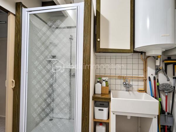 Le calme d’une impasse, le confort du plain-pied et de vrais espaces pour profiter de l’extérieur !

À Milhaud, à proximité de toutes les commodités, découvrez cette maison de plain-pied d’environ 142 m², implantée sur une parcelle arborée de 519 m².

Dès l’entrée, vous découvrirez une maison pleine de vie et de caractère. Sa belle pièce de vie conviviale et lumineuse, ouverte sur le jardin, réunit salon, espace repas et cuisine ouverte, créant un véritable lieu de partage tourné vers l’extérieur.

Côté nuit, la maison dispose de 3 chambres et d’une salle d’eau.

L’ancien garage a été aménagé en buanderie et dressing. Grâce à sa configuration, cet espace offre également un beau potentiel pour créer un bureau, un espace de télétravail ou accueillir une activité libérale à domicile, sous réserve des autorisations nécessaires.

Mais c’est aussi à l’extérieur que cette maison dévoile tout son charme. Le jardin arboré accueille une piscine de 7 x 3,5 m, idéale pour profiter pleinement des beaux jours. Plusieurs dépendances viennent compléter l’ensemble, avec notamment un local technique piscine et atelier, ainsi qu’un agréable espace dédié aux moments de convivialité avec barbecue et cuisine d’été.

Le jardin bénéficie également d’un forage et d’un arrosage automatique, appréciables pour faciliter son entretien.

Pour votre confort au quotidien : pompe à chaleur, climatisation réversible, double vitrage, volets roulants électriques, VMC et accès aux combles.

Une maison chaleureuse et atypique qui offre bien plus que sa surface habitable grâce à ses nombreux espaces complémentaires.

Plain-pied, piscine, dépendances, jardin et calme d’une impasse : une combinaison rare sur Milhaud.

À découvrir sans tarder !