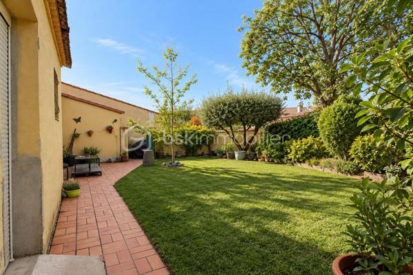 Le calme d’une impasse, le confort du plain-pied et de vrais espaces pour profiter de l’extérieur !

À Milhaud, à proximité de toutes les commodités, découvrez cette maison de plain-pied d’environ 142 m², implantée sur une parcelle arborée de 519 m².

Dès l’entrée, vous découvrirez une maison pleine de vie et de caractère. Sa belle pièce de vie conviviale et lumineuse, ouverte sur le jardin, réunit salon, espace repas et cuisine ouverte, créant un véritable lieu de partage tourné vers l’extérieur.

Côté nuit, la maison dispose de 3 chambres et d’une salle d’eau.

L’ancien garage a été aménagé en buanderie et dressing. Grâce à sa configuration, cet espace offre également un beau potentiel pour créer un bureau, un espace de télétravail ou accueillir une activité libérale à domicile, sous réserve des autorisations nécessaires.

Mais c’est aussi à l’extérieur que cette maison dévoile tout son charme. Le jardin arboré accueille une piscine de 7 x 3,5 m, idéale pour profiter pleinement des beaux jours. Plusieurs dépendances viennent compléter l’ensemble, avec notamment un local technique piscine et atelier, ainsi qu’un agréable espace dédié aux moments de convivialité avec barbecue et cuisine d’été.

Le jardin bénéficie également d’un forage et d’un arrosage automatique, appréciables pour faciliter son entretien.

Pour votre confort au quotidien : pompe à chaleur, climatisation réversible, double vitrage, volets roulants électriques, VMC et accès aux combles.

Une maison chaleureuse et atypique qui offre bien plus que sa surface habitable grâce à ses nombreux espaces complémentaires.

Plain-pied, piscine, dépendances, jardin et calme d’une impasse : une combinaison rare sur Milhaud.

À découvrir sans tarder !