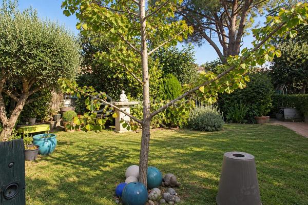 Le calme d’une impasse, le confort du plain-pied et de vrais espaces pour profiter de l’extérieur !

À Milhaud, à proximité de toutes les commodités, découvrez cette maison de plain-pied d’environ 142 m², implantée sur une parcelle arborée de 519 m².

Dès l’entrée, vous découvrirez une maison pleine de vie et de caractère. Sa belle pièce de vie conviviale et lumineuse, ouverte sur le jardin, réunit salon, espace repas et cuisine ouverte, créant un véritable lieu de partage tourné vers l’extérieur.

Côté nuit, la maison dispose de 3 chambres et d’une salle d’eau.

L’ancien garage a été aménagé en buanderie et dressing. Grâce à sa configuration, cet espace offre également un beau potentiel pour créer un bureau, un espace de télétravail ou accueillir une activité libérale à domicile, sous réserve des autorisations nécessaires.

Mais c’est aussi à l’extérieur que cette maison dévoile tout son charme. Le jardin arboré accueille une piscine de 7 x 3,5 m, idéale pour profiter pleinement des beaux jours. Plusieurs dépendances viennent compléter l’ensemble, avec notamment un local technique piscine et atelier, ainsi qu’un agréable espace dédié aux moments de convivialité avec barbecue et cuisine d’été.

Le jardin bénéficie également d’un forage et d’un arrosage automatique, appréciables pour faciliter son entretien.

Pour votre confort au quotidien : pompe à chaleur, climatisation réversible, double vitrage, volets roulants électriques, VMC et accès aux combles.

Une maison chaleureuse et atypique qui offre bien plus que sa surface habitable grâce à ses nombreux espaces complémentaires.

Plain-pied, piscine, dépendances, jardin et calme d’une impasse : une combinaison rare sur Milhaud.

À découvrir sans tarder !