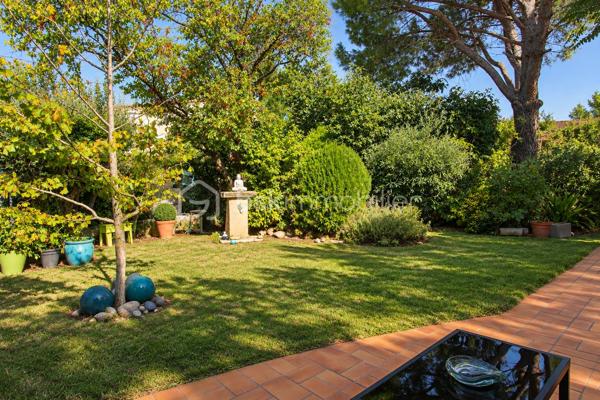 Le calme d’une impasse, le confort du plain-pied et de vrais espaces pour profiter de l’extérieur !

À Milhaud, à proximité de toutes les commodités, découvrez cette maison de plain-pied d’environ 142 m², implantée sur une parcelle arborée de 519 m².

Dès l’entrée, vous découvrirez une maison pleine de vie et de caractère. Sa belle pièce de vie conviviale et lumineuse, ouverte sur le jardin, réunit salon, espace repas et cuisine ouverte, créant un véritable lieu de partage tourné vers l’extérieur.

Côté nuit, la maison dispose de 3 chambres et d’une salle d’eau.

L’ancien garage a été aménagé en buanderie et dressing. Grâce à sa configuration, cet espace offre également un beau potentiel pour créer un bureau, un espace de télétravail ou accueillir une activité libérale à domicile, sous réserve des autorisations nécessaires.

Mais c’est aussi à l’extérieur que cette maison dévoile tout son charme. Le jardin arboré accueille une piscine de 7 x 3,5 m, idéale pour profiter pleinement des beaux jours. Plusieurs dépendances viennent compléter l’ensemble, avec notamment un local technique piscine et atelier, ainsi qu’un agréable espace dédié aux moments de convivialité avec barbecue et cuisine d’été.

Le jardin bénéficie également d’un forage et d’un arrosage automatique, appréciables pour faciliter son entretien.

Pour votre confort au quotidien : pompe à chaleur, climatisation réversible, double vitrage, volets roulants électriques, VMC et accès aux combles.

Une maison chaleureuse et atypique qui offre bien plus que sa surface habitable grâce à ses nombreux espaces complémentaires.

Plain-pied, piscine, dépendances, jardin et calme d’une impasse : une combinaison rare sur Milhaud.

À découvrir sans tarder !