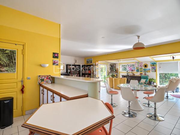 Le calme d’une impasse, le confort du plain-pied et de vrais espaces pour profiter de l’extérieur !

À Milhaud, à proximité de toutes les commodités, découvrez cette maison de plain-pied d’environ 142 m², implantée sur une parcelle arborée de 519 m².

Dès l’entrée, vous découvrirez une maison pleine de vie et de caractère. Sa belle pièce de vie conviviale et lumineuse, ouverte sur le jardin, réunit salon, espace repas et cuisine ouverte, créant un véritable lieu de partage tourné vers l’extérieur.

Côté nuit, la maison dispose de 3 chambres et d’une salle d’eau.

L’ancien garage a été aménagé en buanderie et dressing. Grâce à sa configuration, cet espace offre également un beau potentiel pour créer un bureau, un espace de télétravail ou accueillir une activité libérale à domicile, sous réserve des autorisations nécessaires.

Mais c’est aussi à l’extérieur que cette maison dévoile tout son charme. Le jardin arboré accueille une piscine de 7 x 3,5 m, idéale pour profiter pleinement des beaux jours. Plusieurs dépendances viennent compléter l’ensemble, avec notamment un local technique piscine et atelier, ainsi qu’un agréable espace dédié aux moments de convivialité avec barbecue et cuisine d’été.

Le jardin bénéficie également d’un forage et d’un arrosage automatique, appréciables pour faciliter son entretien.

Pour votre confort au quotidien : pompe à chaleur, climatisation réversible, double vitrage, volets roulants électriques, VMC et accès aux combles.

Une maison chaleureuse et atypique qui offre bien plus que sa surface habitable grâce à ses nombreux espaces complémentaires.

Plain-pied, piscine, dépendances, jardin et calme d’une impasse : une combinaison rare sur Milhaud.

À découvrir sans tarder !