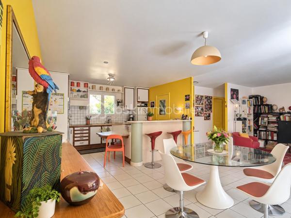 Le calme d’une impasse, le confort du plain-pied et de vrais espaces pour profiter de l’extérieur !

À Milhaud, à proximité de toutes les commodités, découvrez cette maison de plain-pied d’environ 142 m², implantée sur une parcelle arborée de 519 m².

Dès l’entrée, vous découvrirez une maison pleine de vie et de caractère. Sa belle pièce de vie conviviale et lumineuse, ouverte sur le jardin, réunit salon, espace repas et cuisine ouverte, créant un véritable lieu de partage tourné vers l’extérieur.

Côté nuit, la maison dispose de 3 chambres et d’une salle d’eau.

L’ancien garage a été aménagé en buanderie et dressing. Grâce à sa configuration, cet espace offre également un beau potentiel pour créer un bureau, un espace de télétravail ou accueillir une activité libérale à domicile, sous réserve des autorisations nécessaires.

Mais c’est aussi à l’extérieur que cette maison dévoile tout son charme. Le jardin arboré accueille une piscine de 7 x 3,5 m, idéale pour profiter pleinement des beaux jours. Plusieurs dépendances viennent compléter l’ensemble, avec notamment un local technique piscine et atelier, ainsi qu’un agréable espace dédié aux moments de convivialité avec barbecue et cuisine d’été.

Le jardin bénéficie également d’un forage et d’un arrosage automatique, appréciables pour faciliter son entretien.

Pour votre confort au quotidien : pompe à chaleur, climatisation réversible, double vitrage, volets roulants électriques, VMC et accès aux combles.

Une maison chaleureuse et atypique qui offre bien plus que sa surface habitable grâce à ses nombreux espaces complémentaires.

Plain-pied, piscine, dépendances, jardin et calme d’une impasse : une combinaison rare sur Milhaud.

À découvrir sans tarder !