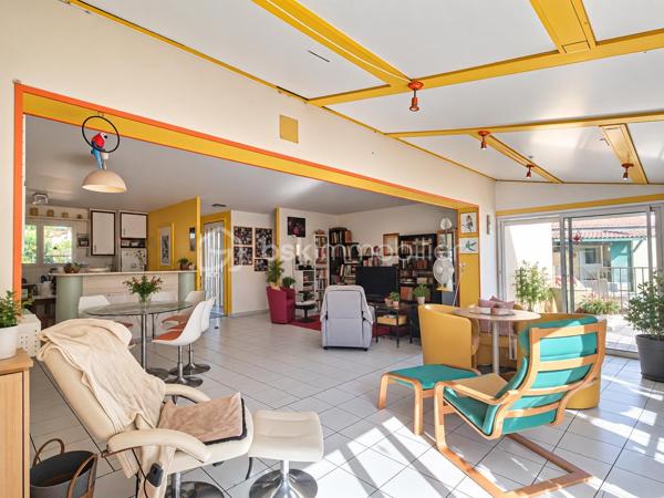 Le calme d’une impasse, le confort du plain-pied et de vrais espaces pour profiter de l’extérieur !

À Milhaud, à proximité de toutes les commodités, découvrez cette maison de plain-pied d’environ 142 m², implantée sur une parcelle arborée de 519 m².

Dès l’entrée, vous découvrirez une maison pleine de vie et de caractère. Sa belle pièce de vie conviviale et lumineuse, ouverte sur le jardin, réunit salon, espace repas et cuisine ouverte, créant un véritable lieu de partage tourné vers l’extérieur.

Côté nuit, la maison dispose de 3 chambres et d’une salle d’eau.

L’ancien garage a été aménagé en buanderie et dressing. Grâce à sa configuration, cet espace offre également un beau potentiel pour créer un bureau, un espace de télétravail ou accueillir une activité libérale à domicile, sous réserve des autorisations nécessaires.

Mais c’est aussi à l’extérieur que cette maison dévoile tout son charme. Le jardin arboré accueille une piscine de 7 x 3,5 m, idéale pour profiter pleinement des beaux jours. Plusieurs dépendances viennent compléter l’ensemble, avec notamment un local technique piscine et atelier, ainsi qu’un agréable espace dédié aux moments de convivialité avec barbecue et cuisine d’été.

Le jardin bénéficie également d’un forage et d’un arrosage automatique, appréciables pour faciliter son entretien.

Pour votre confort au quotidien : pompe à chaleur, climatisation réversible, double vitrage, volets roulants électriques, VMC et accès aux combles.

Une maison chaleureuse et atypique qui offre bien plus que sa surface habitable grâce à ses nombreux espaces complémentaires.

Plain-pied, piscine, dépendances, jardin et calme d’une impasse : une combinaison rare sur Milhaud.

À découvrir sans tarder !