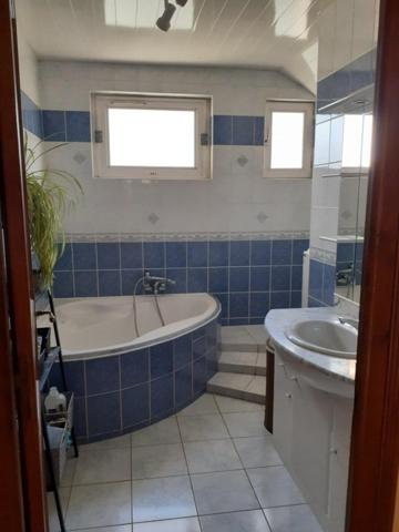 Appartement de charme en rez-de-chaussée avec jardin privatif et garage