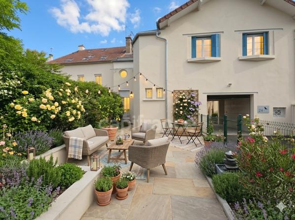 Maison de ville à vendre avec jardin et parking