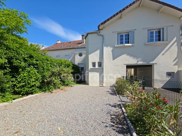Maison de ville à vendre avec jardin et parking
