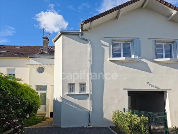 Maison de ville à vendre avec jardin et parking