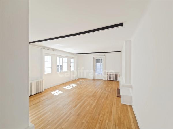 Maison de ville à vendre avec jardin et parking