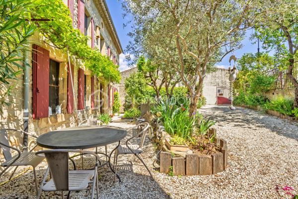 Maison de charme avec activité touristique au cœur du Pays Cathare – Proche de Limoux et Carcassonne

Nichée dans le charmant village de Pauligne, au cœur d’un environnement paisible entouré de vignobles, cette magnifique propriété de caractère datant des années 1800 développe environ 405 m² habitables et offre une opportunité rare mêlant qualité de vie et projet touristique immédiatement exploitable.

La partie privative, d’environ 160 m², propose un cadre de vie chaleureux et authentique avec une cuisine équipée, une arrière-cuisine, une salle à manger conviviale, un salon lumineux ainsi qu’une agréable terrasse privée avec vue sur les paysages viticoles. L’espace nuit comprend trois chambres, une salle de bain et une salle d’eau. Un grenier aménageable de 80 m² permet également d’envisager la création de chambres supplémentaires ou d’un espace de vie complémentaire selon vos projets.

La propriété bénéficie depuis plus de 10 ans d’une activité touristique reconnue et immédiatement opérationnelle comprenant :

• un gîte indépendant d’environ 50 m² avec terrasse privative,
• quatre chambres d’hôtes de charme de 18 à 25 m², dont trois avec terrasse et kitchenette,
• une élégante salle de détente et salle à manger de 60 m² prolongée par une terrasse de 30 m² avec vue dégagée.

Les extérieurs, soigneusement aménagés sur environ 1 500 m², invitent à la détente avec une piscine récente au sel chauffée par pompe à chaleur, sécurisée par volet roulant, plusieurs espaces terrasse, un jardin arboré et une superbe vue sur les vignes environnantes.

De nombreuses dépendances complètent l’ensemble :
• garage / atelier de 100 m²,
• garage indépendant de 40 m²,
• cave de 40 m²,
• deux citernes d’eau.

Cette propriété authentique et pleine de charme séduira aussi bien les porteurs de projet touristique que les familles à la recherche d’un lieu de vie exceptionnel dans l’une des régions les plus prisées du sud de la France.

Idéalement située au cœur du Pays Cathare, à proximité de Cité de Carcassonne et de Limoux, la région offre un cadre de vie remarquable entre patrimoine, nature, gastronomie, vignobles et activités de plein air.

Un bien rare alliant art de vivre, authenticité et potentiel de développement.