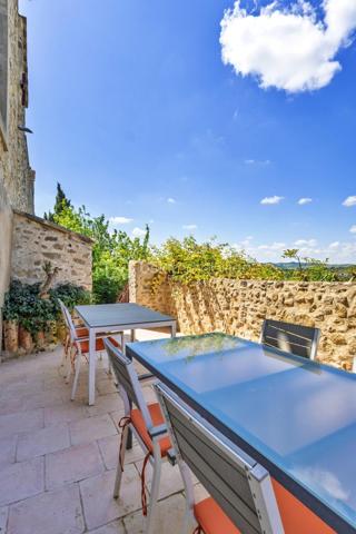 Maison de charme avec activité touristique au cœur du Pays Cathare – Proche de Limoux et Carcassonne

Nichée dans le charmant village de Pauligne, au cœur d’un environnement paisible entouré de vignobles, cette magnifique propriété de caractère datant des années 1800 développe environ 405 m² habitables et offre une opportunité rare mêlant qualité de vie et projet touristique immédiatement exploitable.

La partie privative, d’environ 160 m², propose un cadre de vie chaleureux et authentique avec une cuisine équipée, une arrière-cuisine, une salle à manger conviviale, un salon lumineux ainsi qu’une agréable terrasse privée avec vue sur les paysages viticoles. L’espace nuit comprend trois chambres, une salle de bain et une salle d’eau. Un grenier aménageable de 80 m² permet également d’envisager la création de chambres supplémentaires ou d’un espace de vie complémentaire selon vos projets.

La propriété bénéficie depuis plus de 10 ans d’une activité touristique reconnue et immédiatement opérationnelle comprenant :

• un gîte indépendant d’environ 50 m² avec terrasse privative,
• quatre chambres d’hôtes de charme de 18 à 25 m², dont trois avec terrasse et kitchenette,
• une élégante salle de détente et salle à manger de 60 m² prolongée par une terrasse de 30 m² avec vue dégagée.

Les extérieurs, soigneusement aménagés sur environ 1 500 m², invitent à la détente avec une piscine récente au sel chauffée par pompe à chaleur, sécurisée par volet roulant, plusieurs espaces terrasse, un jardin arboré et une superbe vue sur les vignes environnantes.

De nombreuses dépendances complètent l’ensemble :
• garage / atelier de 100 m²,
• garage indépendant de 40 m²,
• cave de 40 m²,
• deux citernes d’eau.

Cette propriété authentique et pleine de charme séduira aussi bien les porteurs de projet touristique que les familles à la recherche d’un lieu de vie exceptionnel dans l’une des régions les plus prisées du sud de la France.

Idéalement située au cœur du Pays Cathare, à proximité de Cité de Carcassonne et de Limoux, la région offre un cadre de vie remarquable entre patrimoine, nature, gastronomie, vignobles et activités de plein air.

Un bien rare alliant art de vivre, authenticité et potentiel de développement.