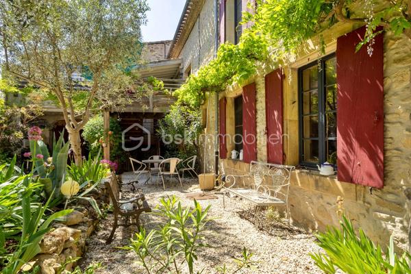 Maison de charme avec activité touristique au cœur du Pays Cathare – Proche de Limoux et Carcassonne

Nichée dans le charmant village de Pauligne, au cœur d’un environnement paisible entouré de vignobles, cette magnifique propriété de caractère datant des années 1800 développe environ 405 m² habitables et offre une opportunité rare mêlant qualité de vie et projet touristique immédiatement exploitable.

La partie privative, d’environ 160 m², propose un cadre de vie chaleureux et authentique avec une cuisine équipée, une arrière-cuisine, une salle à manger conviviale, un salon lumineux ainsi qu’une agréable terrasse privée avec vue sur les paysages viticoles. L’espace nuit comprend trois chambres, une salle de bain et une salle d’eau. Un grenier aménageable de 80 m² permet également d’envisager la création de chambres supplémentaires ou d’un espace de vie complémentaire selon vos projets.

La propriété bénéficie depuis plus de 10 ans d’une activité touristique reconnue et immédiatement opérationnelle comprenant :

• un gîte indépendant d’environ 50 m² avec terrasse privative,
• quatre chambres d’hôtes de charme de 18 à 25 m², dont trois avec terrasse et kitchenette,
• une élégante salle de détente et salle à manger de 60 m² prolongée par une terrasse de 30 m² avec vue dégagée.

Les extérieurs, soigneusement aménagés sur environ 1 500 m², invitent à la détente avec une piscine récente au sel chauffée par pompe à chaleur, sécurisée par volet roulant, plusieurs espaces terrasse, un jardin arboré et une superbe vue sur les vignes environnantes.

De nombreuses dépendances complètent l’ensemble :
• garage / atelier de 100 m²,
• garage indépendant de 40 m²,
• cave de 40 m²,
• deux citernes d’eau.

Cette propriété authentique et pleine de charme séduira aussi bien les porteurs de projet touristique que les familles à la recherche d’un lieu de vie exceptionnel dans l’une des régions les plus prisées du sud de la France.

Idéalement située au cœur du Pays Cathare, à proximité de Cité de Carcassonne et de Limoux, la région offre un cadre de vie remarquable entre patrimoine, nature, gastronomie, vignobles et activités de plein air.

Un bien rare alliant art de vivre, authenticité et potentiel de développement.