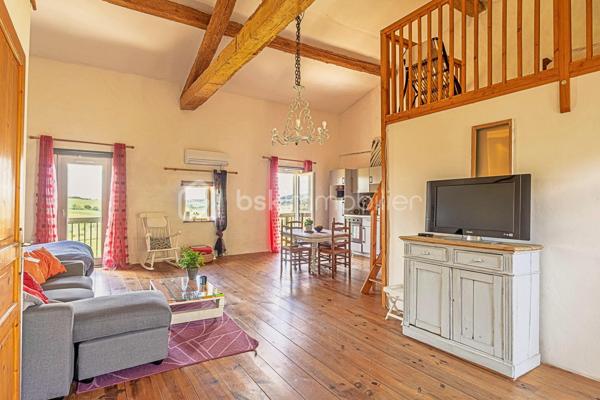Maison de charme avec activité touristique au cœur du Pays Cathare – Proche de Limoux et Carcassonne

Nichée dans le charmant village de Pauligne, au cœur d’un environnement paisible entouré de vignobles, cette magnifique propriété de caractère datant des années 1800 développe environ 405 m² habitables et offre une opportunité rare mêlant qualité de vie et projet touristique immédiatement exploitable.

La partie privative, d’environ 160 m², propose un cadre de vie chaleureux et authentique avec une cuisine équipée, une arrière-cuisine, une salle à manger conviviale, un salon lumineux ainsi qu’une agréable terrasse privée avec vue sur les paysages viticoles. L’espace nuit comprend trois chambres, une salle de bain et une salle d’eau. Un grenier aménageable de 80 m² permet également d’envisager la création de chambres supplémentaires ou d’un espace de vie complémentaire selon vos projets.

La propriété bénéficie depuis plus de 10 ans d’une activité touristique reconnue et immédiatement opérationnelle comprenant :

• un gîte indépendant d’environ 50 m² avec terrasse privative,
• quatre chambres d’hôtes de charme de 18 à 25 m², dont trois avec terrasse et kitchenette,
• une élégante salle de détente et salle à manger de 60 m² prolongée par une terrasse de 30 m² avec vue dégagée.

Les extérieurs, soigneusement aménagés sur environ 1 500 m², invitent à la détente avec une piscine récente au sel chauffée par pompe à chaleur, sécurisée par volet roulant, plusieurs espaces terrasse, un jardin arboré et une superbe vue sur les vignes environnantes.

De nombreuses dépendances complètent l’ensemble :
• garage / atelier de 100 m²,
• garage indépendant de 40 m²,
• cave de 40 m²,
• deux citernes d’eau.

Cette propriété authentique et pleine de charme séduira aussi bien les porteurs de projet touristique que les familles à la recherche d’un lieu de vie exceptionnel dans l’une des régions les plus prisées du sud de la France.

Idéalement située au cœur du Pays Cathare, à proximité de Cité de Carcassonne et de Limoux, la région offre un cadre de vie remarquable entre patrimoine, nature, gastronomie, vignobles et activités de plein air.

Un bien rare alliant art de vivre, authenticité et potentiel de développement.