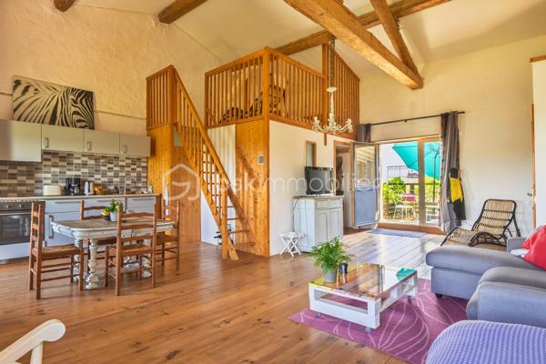 Maison de charme avec activité touristique au cœur du Pays Cathare – Proche de Limoux et Carcassonne

Nichée dans le charmant village de Pauligne, au cœur d’un environnement paisible entouré de vignobles, cette magnifique propriété de caractère datant des années 1800 développe environ 405 m² habitables et offre une opportunité rare mêlant qualité de vie et projet touristique immédiatement exploitable.

La partie privative, d’environ 160 m², propose un cadre de vie chaleureux et authentique avec une cuisine équipée, une arrière-cuisine, une salle à manger conviviale, un salon lumineux ainsi qu’une agréable terrasse privée avec vue sur les paysages viticoles. L’espace nuit comprend trois chambres, une salle de bain et une salle d’eau. Un grenier aménageable de 80 m² permet également d’envisager la création de chambres supplémentaires ou d’un espace de vie complémentaire selon vos projets.

La propriété bénéficie depuis plus de 10 ans d’une activité touristique reconnue et immédiatement opérationnelle comprenant :

• un gîte indépendant d’environ 50 m² avec terrasse privative,
• quatre chambres d’hôtes de charme de 18 à 25 m², dont trois avec terrasse et kitchenette,
• une élégante salle de détente et salle à manger de 60 m² prolongée par une terrasse de 30 m² avec vue dégagée.

Les extérieurs, soigneusement aménagés sur environ 1 500 m², invitent à la détente avec une piscine récente au sel chauffée par pompe à chaleur, sécurisée par volet roulant, plusieurs espaces terrasse, un jardin arboré et une superbe vue sur les vignes environnantes.

De nombreuses dépendances complètent l’ensemble :
• garage / atelier de 100 m²,
• garage indépendant de 40 m²,
• cave de 40 m²,
• deux citernes d’eau.

Cette propriété authentique et pleine de charme séduira aussi bien les porteurs de projet touristique que les familles à la recherche d’un lieu de vie exceptionnel dans l’une des régions les plus prisées du sud de la France.

Idéalement située au cœur du Pays Cathare, à proximité de Cité de Carcassonne et de Limoux, la région offre un cadre de vie remarquable entre patrimoine, nature, gastronomie, vignobles et activités de plein air.

Un bien rare alliant art de vivre, authenticité et potentiel de développement.