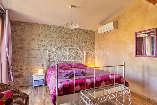 Maison de charme avec activité touristique au cœur du Pays Cathare – Proche de Limoux et Carcassonne

Nichée dans le charmant village de Pauligne, au cœur d’un environnement paisible entouré de vignobles, cette magnifique propriété de caractère datant des années 1800 développe environ 405 m² habitables et offre une opportunité rare mêlant qualité de vie et projet touristique immédiatement exploitable.

La partie privative, d’environ 160 m², propose un cadre de vie chaleureux et authentique avec une cuisine équipée, une arrière-cuisine, une salle à manger conviviale, un salon lumineux ainsi qu’une agréable terrasse privée avec vue sur les paysages viticoles. L’espace nuit comprend trois chambres, une salle de bain et une salle d’eau. Un grenier aménageable de 80 m² permet également d’envisager la création de chambres supplémentaires ou d’un espace de vie complémentaire selon vos projets.

La propriété bénéficie depuis plus de 10 ans d’une activité touristique reconnue et immédiatement opérationnelle comprenant :

• un gîte indépendant d’environ 50 m² avec terrasse privative,
• quatre chambres d’hôtes de charme de 18 à 25 m², dont trois avec terrasse et kitchenette,
• une élégante salle de détente et salle à manger de 60 m² prolongée par une terrasse de 30 m² avec vue dégagée.

Les extérieurs, soigneusement aménagés sur environ 1 500 m², invitent à la détente avec une piscine récente au sel chauffée par pompe à chaleur, sécurisée par volet roulant, plusieurs espaces terrasse, un jardin arboré et une superbe vue sur les vignes environnantes.

De nombreuses dépendances complètent l’ensemble :
• garage / atelier de 100 m²,
• garage indépendant de 40 m²,
• cave de 40 m²,
• deux citernes d’eau.

Cette propriété authentique et pleine de charme séduira aussi bien les porteurs de projet touristique que les familles à la recherche d’un lieu de vie exceptionnel dans l’une des régions les plus prisées du sud de la France.

Idéalement située au cœur du Pays Cathare, à proximité de Cité de Carcassonne et de Limoux, la région offre un cadre de vie remarquable entre patrimoine, nature, gastronomie, vignobles et activités de plein air.

Un bien rare alliant art de vivre, authenticité et potentiel de développement.