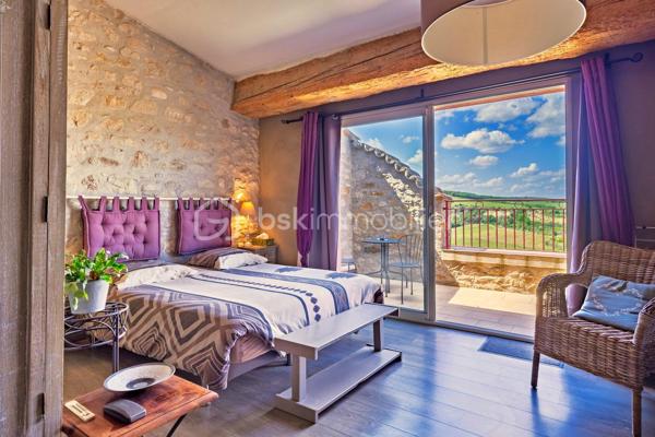 Maison de charme avec activité touristique au cœur du Pays Cathare – Proche de Limoux et Carcassonne

Nichée dans le charmant village de Pauligne, au cœur d’un environnement paisible entouré de vignobles, cette magnifique propriété de caractère datant des années 1800 développe environ 405 m² habitables et offre une opportunité rare mêlant qualité de vie et projet touristique immédiatement exploitable.

La partie privative, d’environ 160 m², propose un cadre de vie chaleureux et authentique avec une cuisine équipée, une arrière-cuisine, une salle à manger conviviale, un salon lumineux ainsi qu’une agréable terrasse privée avec vue sur les paysages viticoles. L’espace nuit comprend trois chambres, une salle de bain et une salle d’eau. Un grenier aménageable de 80 m² permet également d’envisager la création de chambres supplémentaires ou d’un espace de vie complémentaire selon vos projets.

La propriété bénéficie depuis plus de 10 ans d’une activité touristique reconnue et immédiatement opérationnelle comprenant :

• un gîte indépendant d’environ 50 m² avec terrasse privative,
• quatre chambres d’hôtes de charme de 18 à 25 m², dont trois avec terrasse et kitchenette,
• une élégante salle de détente et salle à manger de 60 m² prolongée par une terrasse de 30 m² avec vue dégagée.

Les extérieurs, soigneusement aménagés sur environ 1 500 m², invitent à la détente avec une piscine récente au sel chauffée par pompe à chaleur, sécurisée par volet roulant, plusieurs espaces terrasse, un jardin arboré et une superbe vue sur les vignes environnantes.

De nombreuses dépendances complètent l’ensemble :
• garage / atelier de 100 m²,
• garage indépendant de 40 m²,
• cave de 40 m²,
• deux citernes d’eau.

Cette propriété authentique et pleine de charme séduira aussi bien les porteurs de projet touristique que les familles à la recherche d’un lieu de vie exceptionnel dans l’une des régions les plus prisées du sud de la France.

Idéalement située au cœur du Pays Cathare, à proximité de Cité de Carcassonne et de Limoux, la région offre un cadre de vie remarquable entre patrimoine, nature, gastronomie, vignobles et activités de plein air.

Un bien rare alliant art de vivre, authenticité et potentiel de développement.