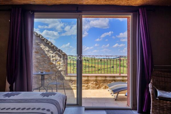 Maison de charme avec activité touristique au cœur du Pays Cathare – Proche de Limoux et Carcassonne

Nichée dans le charmant village de Pauligne, au cœur d’un environnement paisible entouré de vignobles, cette magnifique propriété de caractère datant des années 1800 développe environ 405 m² habitables et offre une opportunité rare mêlant qualité de vie et projet touristique immédiatement exploitable.

La partie privative, d’environ 160 m², propose un cadre de vie chaleureux et authentique avec une cuisine équipée, une arrière-cuisine, une salle à manger conviviale, un salon lumineux ainsi qu’une agréable terrasse privée avec vue sur les paysages viticoles. L’espace nuit comprend trois chambres, une salle de bain et une salle d’eau. Un grenier aménageable de 80 m² permet également d’envisager la création de chambres supplémentaires ou d’un espace de vie complémentaire selon vos projets.

La propriété bénéficie depuis plus de 10 ans d’une activité touristique reconnue et immédiatement opérationnelle comprenant :

• un gîte indépendant d’environ 50 m² avec terrasse privative,
• quatre chambres d’hôtes de charme de 18 à 25 m², dont trois avec terrasse et kitchenette,
• une élégante salle de détente et salle à manger de 60 m² prolongée par une terrasse de 30 m² avec vue dégagée.

Les extérieurs, soigneusement aménagés sur environ 1 500 m², invitent à la détente avec une piscine récente au sel chauffée par pompe à chaleur, sécurisée par volet roulant, plusieurs espaces terrasse, un jardin arboré et une superbe vue sur les vignes environnantes.

De nombreuses dépendances complètent l’ensemble :
• garage / atelier de 100 m²,
• garage indépendant de 40 m²,
• cave de 40 m²,
• deux citernes d’eau.

Cette propriété authentique et pleine de charme séduira aussi bien les porteurs de projet touristique que les familles à la recherche d’un lieu de vie exceptionnel dans l’une des régions les plus prisées du sud de la France.

Idéalement située au cœur du Pays Cathare, à proximité de Cité de Carcassonne et de Limoux, la région offre un cadre de vie remarquable entre patrimoine, nature, gastronomie, vignobles et activités de plein air.

Un bien rare alliant art de vivre, authenticité et potentiel de développement.