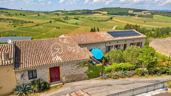 Maison de charme avec activité touristique au cœur du Pays Cathare – Proche de Limoux et Carcassonne

Nichée dans le charmant village de Pauligne, au cœur d’un environnement paisible entouré de vignobles, cette magnifique propriété de caractère datant des années 1800 développe environ 405 m² habitables et offre une opportunité rare mêlant qualité de vie et projet touristique immédiatement exploitable.

La partie privative, d’environ 160 m², propose un cadre de vie chaleureux et authentique avec une cuisine équipée, une arrière-cuisine, une salle à manger conviviale, un salon lumineux ainsi qu’une agréable terrasse privée avec vue sur les paysages viticoles. L’espace nuit comprend trois chambres, une salle de bain et une salle d’eau. Un grenier aménageable de 80 m² permet également d’envisager la création de chambres supplémentaires ou d’un espace de vie complémentaire selon vos projets.

La propriété bénéficie depuis plus de 10 ans d’une activité touristique reconnue et immédiatement opérationnelle comprenant :

• un gîte indépendant d’environ 50 m² avec terrasse privative,
• quatre chambres d’hôtes de charme de 18 à 25 m², dont trois avec terrasse et kitchenette,
• une élégante salle de détente et salle à manger de 60 m² prolongée par une terrasse de 30 m² avec vue dégagée.

Les extérieurs, soigneusement aménagés sur environ 1 500 m², invitent à la détente avec une piscine récente au sel chauffée par pompe à chaleur, sécurisée par volet roulant, plusieurs espaces terrasse, un jardin arboré et une superbe vue sur les vignes environnantes.

De nombreuses dépendances complètent l’ensemble :
• garage / atelier de 100 m²,
• garage indépendant de 40 m²,
• cave de 40 m²,
• deux citernes d’eau.

Cette propriété authentique et pleine de charme séduira aussi bien les porteurs de projet touristique que les familles à la recherche d’un lieu de vie exceptionnel dans l’une des régions les plus prisées du sud de la France.

Idéalement située au cœur du Pays Cathare, à proximité de Cité de Carcassonne et de Limoux, la région offre un cadre de vie remarquable entre patrimoine, nature, gastronomie, vignobles et activités de plein air.

Un bien rare alliant art de vivre, authenticité et potentiel de développement.