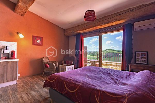 Maison de charme avec activité touristique au cœur du Pays Cathare – Proche de Limoux et Carcassonne

Nichée dans le charmant village de Pauligne, au cœur d’un environnement paisible entouré de vignobles, cette magnifique propriété de caractère datant des années 1800 développe environ 405 m² habitables et offre une opportunité rare mêlant qualité de vie et projet touristique immédiatement exploitable.

La partie privative, d’environ 160 m², propose un cadre de vie chaleureux et authentique avec une cuisine équipée, une arrière-cuisine, une salle à manger conviviale, un salon lumineux ainsi qu’une agréable terrasse privée avec vue sur les paysages viticoles. L’espace nuit comprend trois chambres, une salle de bain et une salle d’eau. Un grenier aménageable de 80 m² permet également d’envisager la création de chambres supplémentaires ou d’un espace de vie complémentaire selon vos projets.

La propriété bénéficie depuis plus de 10 ans d’une activité touristique reconnue et immédiatement opérationnelle comprenant :

• un gîte indépendant d’environ 50 m² avec terrasse privative,
• quatre chambres d’hôtes de charme de 18 à 25 m², dont trois avec terrasse et kitchenette,
• une élégante salle de détente et salle à manger de 60 m² prolongée par une terrasse de 30 m² avec vue dégagée.

Les extérieurs, soigneusement aménagés sur environ 1 500 m², invitent à la détente avec une piscine récente au sel chauffée par pompe à chaleur, sécurisée par volet roulant, plusieurs espaces terrasse, un jardin arboré et une superbe vue sur les vignes environnantes.

De nombreuses dépendances complètent l’ensemble :
• garage / atelier de 100 m²,
• garage indépendant de 40 m²,
• cave de 40 m²,
• deux citernes d’eau.

Cette propriété authentique et pleine de charme séduira aussi bien les porteurs de projet touristique que les familles à la recherche d’un lieu de vie exceptionnel dans l’une des régions les plus prisées du sud de la France.

Idéalement située au cœur du Pays Cathare, à proximité de Cité de Carcassonne et de Limoux, la région offre un cadre de vie remarquable entre patrimoine, nature, gastronomie, vignobles et activités de plein air.

Un bien rare alliant art de vivre, authenticité et potentiel de développement.