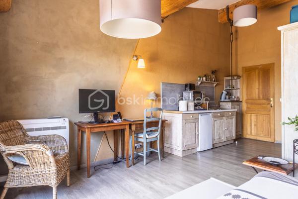 Maison de charme avec activité touristique au cœur du Pays Cathare – Proche de Limoux et Carcassonne

Nichée dans le charmant village de Pauligne, au cœur d’un environnement paisible entouré de vignobles, cette magnifique propriété de caractère datant des années 1800 développe environ 405 m² habitables et offre une opportunité rare mêlant qualité de vie et projet touristique immédiatement exploitable.

La partie privative, d’environ 160 m², propose un cadre de vie chaleureux et authentique avec une cuisine équipée, une arrière-cuisine, une salle à manger conviviale, un salon lumineux ainsi qu’une agréable terrasse privée avec vue sur les paysages viticoles. L’espace nuit comprend trois chambres, une salle de bain et une salle d’eau. Un grenier aménageable de 80 m² permet également d’envisager la création de chambres supplémentaires ou d’un espace de vie complémentaire selon vos projets.

La propriété bénéficie depuis plus de 10 ans d’une activité touristique reconnue et immédiatement opérationnelle comprenant :

• un gîte indépendant d’environ 50 m² avec terrasse privative,
• quatre chambres d’hôtes de charme de 18 à 25 m², dont trois avec terrasse et kitchenette,
• une élégante salle de détente et salle à manger de 60 m² prolongée par une terrasse de 30 m² avec vue dégagée.

Les extérieurs, soigneusement aménagés sur environ 1 500 m², invitent à la détente avec une piscine récente au sel chauffée par pompe à chaleur, sécurisée par volet roulant, plusieurs espaces terrasse, un jardin arboré et une superbe vue sur les vignes environnantes.

De nombreuses dépendances complètent l’ensemble :
• garage / atelier de 100 m²,
• garage indépendant de 40 m²,
• cave de 40 m²,
• deux citernes d’eau.

Cette propriété authentique et pleine de charme séduira aussi bien les porteurs de projet touristique que les familles à la recherche d’un lieu de vie exceptionnel dans l’une des régions les plus prisées du sud de la France.

Idéalement située au cœur du Pays Cathare, à proximité de Cité de Carcassonne et de Limoux, la région offre un cadre de vie remarquable entre patrimoine, nature, gastronomie, vignobles et activités de plein air.

Un bien rare alliant art de vivre, authenticité et potentiel de développement.