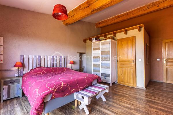 Maison de charme avec activité touristique au cœur du Pays Cathare – Proche de Limoux et Carcassonne

Nichée dans le charmant village de Pauligne, au cœur d’un environnement paisible entouré de vignobles, cette magnifique propriété de caractère datant des années 1800 développe environ 405 m² habitables et offre une opportunité rare mêlant qualité de vie et projet touristique immédiatement exploitable.

La partie privative, d’environ 160 m², propose un cadre de vie chaleureux et authentique avec une cuisine équipée, une arrière-cuisine, une salle à manger conviviale, un salon lumineux ainsi qu’une agréable terrasse privée avec vue sur les paysages viticoles. L’espace nuit comprend trois chambres, une salle de bain et une salle d’eau. Un grenier aménageable de 80 m² permet également d’envisager la création de chambres supplémentaires ou d’un espace de vie complémentaire selon vos projets.

La propriété bénéficie depuis plus de 10 ans d’une activité touristique reconnue et immédiatement opérationnelle comprenant :

• un gîte indépendant d’environ 50 m² avec terrasse privative,
• quatre chambres d’hôtes de charme de 18 à 25 m², dont trois avec terrasse et kitchenette,
• une élégante salle de détente et salle à manger de 60 m² prolongée par une terrasse de 30 m² avec vue dégagée.

Les extérieurs, soigneusement aménagés sur environ 1 500 m², invitent à la détente avec une piscine récente au sel chauffée par pompe à chaleur, sécurisée par volet roulant, plusieurs espaces terrasse, un jardin arboré et une superbe vue sur les vignes environnantes.

De nombreuses dépendances complètent l’ensemble :
• garage / atelier de 100 m²,
• garage indépendant de 40 m²,
• cave de 40 m²,
• deux citernes d’eau.

Cette propriété authentique et pleine de charme séduira aussi bien les porteurs de projet touristique que les familles à la recherche d’un lieu de vie exceptionnel dans l’une des régions les plus prisées du sud de la France.

Idéalement située au cœur du Pays Cathare, à proximité de Cité de Carcassonne et de Limoux, la région offre un cadre de vie remarquable entre patrimoine, nature, gastronomie, vignobles et activités de plein air.

Un bien rare alliant art de vivre, authenticité et potentiel de développement.