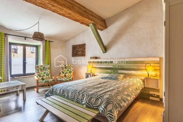 Maison de charme avec activité touristique au cœur du Pays Cathare – Proche de Limoux et Carcassonne

Nichée dans le charmant village de Pauligne, au cœur d’un environnement paisible entouré de vignobles, cette magnifique propriété de caractère datant des années 1800 développe environ 405 m² habitables et offre une opportunité rare mêlant qualité de vie et projet touristique immédiatement exploitable.

La partie privative, d’environ 160 m², propose un cadre de vie chaleureux et authentique avec une cuisine équipée, une arrière-cuisine, une salle à manger conviviale, un salon lumineux ainsi qu’une agréable terrasse privée avec vue sur les paysages viticoles. L’espace nuit comprend trois chambres, une salle de bain et une salle d’eau. Un grenier aménageable de 80 m² permet également d’envisager la création de chambres supplémentaires ou d’un espace de vie complémentaire selon vos projets.

La propriété bénéficie depuis plus de 10 ans d’une activité touristique reconnue et immédiatement opérationnelle comprenant :

• un gîte indépendant d’environ 50 m² avec terrasse privative,
• quatre chambres d’hôtes de charme de 18 à 25 m², dont trois avec terrasse et kitchenette,
• une élégante salle de détente et salle à manger de 60 m² prolongée par une terrasse de 30 m² avec vue dégagée.

Les extérieurs, soigneusement aménagés sur environ 1 500 m², invitent à la détente avec une piscine récente au sel chauffée par pompe à chaleur, sécurisée par volet roulant, plusieurs espaces terrasse, un jardin arboré et une superbe vue sur les vignes environnantes.

De nombreuses dépendances complètent l’ensemble :
• garage / atelier de 100 m²,
• garage indépendant de 40 m²,
• cave de 40 m²,
• deux citernes d’eau.

Cette propriété authentique et pleine de charme séduira aussi bien les porteurs de projet touristique que les familles à la recherche d’un lieu de vie exceptionnel dans l’une des régions les plus prisées du sud de la France.

Idéalement située au cœur du Pays Cathare, à proximité de Cité de Carcassonne et de Limoux, la région offre un cadre de vie remarquable entre patrimoine, nature, gastronomie, vignobles et activités de plein air.

Un bien rare alliant art de vivre, authenticité et potentiel de développement.