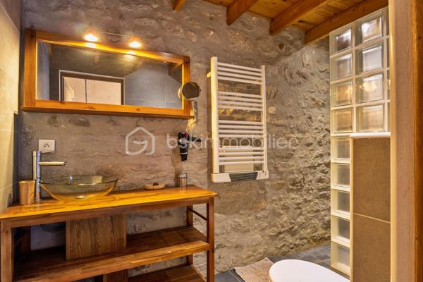 Maison de charme avec activité touristique au cœur du Pays Cathare – Proche de Limoux et Carcassonne

Nichée dans le charmant village de Pauligne, au cœur d’un environnement paisible entouré de vignobles, cette magnifique propriété de caractère datant des années 1800 développe environ 405 m² habitables et offre une opportunité rare mêlant qualité de vie et projet touristique immédiatement exploitable.

La partie privative, d’environ 160 m², propose un cadre de vie chaleureux et authentique avec une cuisine équipée, une arrière-cuisine, une salle à manger conviviale, un salon lumineux ainsi qu’une agréable terrasse privée avec vue sur les paysages viticoles. L’espace nuit comprend trois chambres, une salle de bain et une salle d’eau. Un grenier aménageable de 80 m² permet également d’envisager la création de chambres supplémentaires ou d’un espace de vie complémentaire selon vos projets.

La propriété bénéficie depuis plus de 10 ans d’une activité touristique reconnue et immédiatement opérationnelle comprenant :

• un gîte indépendant d’environ 50 m² avec terrasse privative,
• quatre chambres d’hôtes de charme de 18 à 25 m², dont trois avec terrasse et kitchenette,
• une élégante salle de détente et salle à manger de 60 m² prolongée par une terrasse de 30 m² avec vue dégagée.

Les extérieurs, soigneusement aménagés sur environ 1 500 m², invitent à la détente avec une piscine récente au sel chauffée par pompe à chaleur, sécurisée par volet roulant, plusieurs espaces terrasse, un jardin arboré et une superbe vue sur les vignes environnantes.

De nombreuses dépendances complètent l’ensemble :
• garage / atelier de 100 m²,
• garage indépendant de 40 m²,
• cave de 40 m²,
• deux citernes d’eau.

Cette propriété authentique et pleine de charme séduira aussi bien les porteurs de projet touristique que les familles à la recherche d’un lieu de vie exceptionnel dans l’une des régions les plus prisées du sud de la France.

Idéalement située au cœur du Pays Cathare, à proximité de Cité de Carcassonne et de Limoux, la région offre un cadre de vie remarquable entre patrimoine, nature, gastronomie, vignobles et activités de plein air.

Un bien rare alliant art de vivre, authenticité et potentiel de développement.