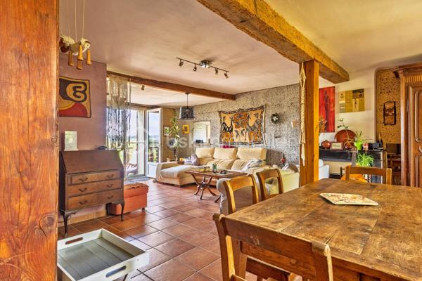 Maison de charme avec activité touristique au cœur du Pays Cathare – Proche de Limoux et Carcassonne

Nichée dans le charmant village de Pauligne, au cœur d’un environnement paisible entouré de vignobles, cette magnifique propriété de caractère datant des années 1800 développe environ 405 m² habitables et offre une opportunité rare mêlant qualité de vie et projet touristique immédiatement exploitable.

La partie privative, d’environ 160 m², propose un cadre de vie chaleureux et authentique avec une cuisine équipée, une arrière-cuisine, une salle à manger conviviale, un salon lumineux ainsi qu’une agréable terrasse privée avec vue sur les paysages viticoles. L’espace nuit comprend trois chambres, une salle de bain et une salle d’eau. Un grenier aménageable de 80 m² permet également d’envisager la création de chambres supplémentaires ou d’un espace de vie complémentaire selon vos projets.

La propriété bénéficie depuis plus de 10 ans d’une activité touristique reconnue et immédiatement opérationnelle comprenant :

• un gîte indépendant d’environ 50 m² avec terrasse privative,
• quatre chambres d’hôtes de charme de 18 à 25 m², dont trois avec terrasse et kitchenette,
• une élégante salle de détente et salle à manger de 60 m² prolongée par une terrasse de 30 m² avec vue dégagée.

Les extérieurs, soigneusement aménagés sur environ 1 500 m², invitent à la détente avec une piscine récente au sel chauffée par pompe à chaleur, sécurisée par volet roulant, plusieurs espaces terrasse, un jardin arboré et une superbe vue sur les vignes environnantes.

De nombreuses dépendances complètent l’ensemble :
• garage / atelier de 100 m²,
• garage indépendant de 40 m²,
• cave de 40 m²,
• deux citernes d’eau.

Cette propriété authentique et pleine de charme séduira aussi bien les porteurs de projet touristique que les familles à la recherche d’un lieu de vie exceptionnel dans l’une des régions les plus prisées du sud de la France.

Idéalement située au cœur du Pays Cathare, à proximité de Cité de Carcassonne et de Limoux, la région offre un cadre de vie remarquable entre patrimoine, nature, gastronomie, vignobles et activités de plein air.

Un bien rare alliant art de vivre, authenticité et potentiel de développement.