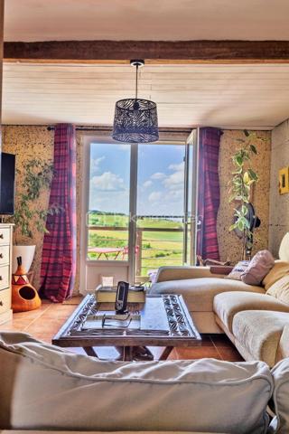 Maison de charme avec activité touristique au cœur du Pays Cathare – Proche de Limoux et Carcassonne

Nichée dans le charmant village de Pauligne, au cœur d’un environnement paisible entouré de vignobles, cette magnifique propriété de caractère datant des années 1800 développe environ 405 m² habitables et offre une opportunité rare mêlant qualité de vie et projet touristique immédiatement exploitable.

La partie privative, d’environ 160 m², propose un cadre de vie chaleureux et authentique avec une cuisine équipée, une arrière-cuisine, une salle à manger conviviale, un salon lumineux ainsi qu’une agréable terrasse privée avec vue sur les paysages viticoles. L’espace nuit comprend trois chambres, une salle de bain et une salle d’eau. Un grenier aménageable de 80 m² permet également d’envisager la création de chambres supplémentaires ou d’un espace de vie complémentaire selon vos projets.

La propriété bénéficie depuis plus de 10 ans d’une activité touristique reconnue et immédiatement opérationnelle comprenant :

• un gîte indépendant d’environ 50 m² avec terrasse privative,
• quatre chambres d’hôtes de charme de 18 à 25 m², dont trois avec terrasse et kitchenette,
• une élégante salle de détente et salle à manger de 60 m² prolongée par une terrasse de 30 m² avec vue dégagée.

Les extérieurs, soigneusement aménagés sur environ 1 500 m², invitent à la détente avec une piscine récente au sel chauffée par pompe à chaleur, sécurisée par volet roulant, plusieurs espaces terrasse, un jardin arboré et une superbe vue sur les vignes environnantes.

De nombreuses dépendances complètent l’ensemble :
• garage / atelier de 100 m²,
• garage indépendant de 40 m²,
• cave de 40 m²,
• deux citernes d’eau.

Cette propriété authentique et pleine de charme séduira aussi bien les porteurs de projet touristique que les familles à la recherche d’un lieu de vie exceptionnel dans l’une des régions les plus prisées du sud de la France.

Idéalement située au cœur du Pays Cathare, à proximité de Cité de Carcassonne et de Limoux, la région offre un cadre de vie remarquable entre patrimoine, nature, gastronomie, vignobles et activités de plein air.

Un bien rare alliant art de vivre, authenticité et potentiel de développement.