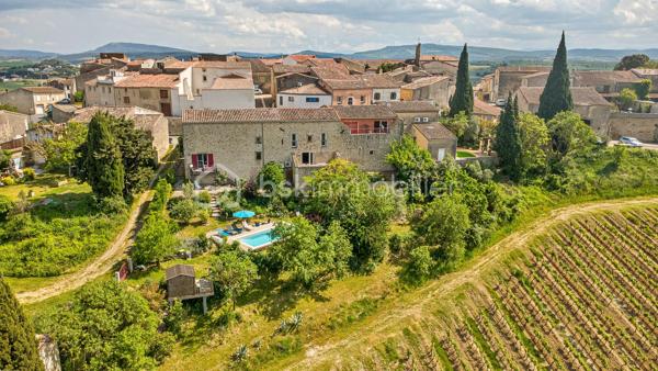 Maison de charme avec activité touristique au cœur du Pays Cathare – Proche de Limoux et Carcassonne

Nichée dans le charmant village de Pauligne, au cœur d’un environnement paisible entouré de vignobles, cette magnifique propriété de caractère datant des années 1800 développe environ 405 m² habitables et offre une opportunité rare mêlant qualité de vie et projet touristique immédiatement exploitable.

La partie privative, d’environ 160 m², propose un cadre de vie chaleureux et authentique avec une cuisine équipée, une arrière-cuisine, une salle à manger conviviale, un salon lumineux ainsi qu’une agréable terrasse privée avec vue sur les paysages viticoles. L’espace nuit comprend trois chambres, une salle de bain et une salle d’eau. Un grenier aménageable de 80 m² permet également d’envisager la création de chambres supplémentaires ou d’un espace de vie complémentaire selon vos projets.

La propriété bénéficie depuis plus de 10 ans d’une activité touristique reconnue et immédiatement opérationnelle comprenant :

• un gîte indépendant d’environ 50 m² avec terrasse privative,
• quatre chambres d’hôtes de charme de 18 à 25 m², dont trois avec terrasse et kitchenette,
• une élégante salle de détente et salle à manger de 60 m² prolongée par une terrasse de 30 m² avec vue dégagée.

Les extérieurs, soigneusement aménagés sur environ 1 500 m², invitent à la détente avec une piscine récente au sel chauffée par pompe à chaleur, sécurisée par volet roulant, plusieurs espaces terrasse, un jardin arboré et une superbe vue sur les vignes environnantes.

De nombreuses dépendances complètent l’ensemble :
• garage / atelier de 100 m²,
• garage indépendant de 40 m²,
• cave de 40 m²,
• deux citernes d’eau.

Cette propriété authentique et pleine de charme séduira aussi bien les porteurs de projet touristique que les familles à la recherche d’un lieu de vie exceptionnel dans l’une des régions les plus prisées du sud de la France.

Idéalement située au cœur du Pays Cathare, à proximité de Cité de Carcassonne et de Limoux, la région offre un cadre de vie remarquable entre patrimoine, nature, gastronomie, vignobles et activités de plein air.

Un bien rare alliant art de vivre, authenticité et potentiel de développement.
