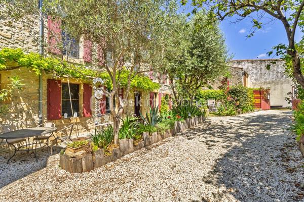 Maison de charme avec activité touristique au cœur du Pays Cathare – Proche de Limoux et Carcassonne

Nichée dans le charmant village de Pauligne, au cœur d’un environnement paisible entouré de vignobles, cette magnifique propriété de caractère datant des années 1800 développe environ 405 m² habitables et offre une opportunité rare mêlant qualité de vie et projet touristique immédiatement exploitable.

La partie privative, d’environ 160 m², propose un cadre de vie chaleureux et authentique avec une cuisine équipée, une arrière-cuisine, une salle à manger conviviale, un salon lumineux ainsi qu’une agréable terrasse privée avec vue sur les paysages viticoles. L’espace nuit comprend trois chambres, une salle de bain et une salle d’eau. Un grenier aménageable de 80 m² permet également d’envisager la création de chambres supplémentaires ou d’un espace de vie complémentaire selon vos projets.

La propriété bénéficie depuis plus de 10 ans d’une activité touristique reconnue et immédiatement opérationnelle comprenant :

• un gîte indépendant d’environ 50 m² avec terrasse privative,
• quatre chambres d’hôtes de charme de 18 à 25 m², dont trois avec terrasse et kitchenette,
• une élégante salle de détente et salle à manger de 60 m² prolongée par une terrasse de 30 m² avec vue dégagée.

Les extérieurs, soigneusement aménagés sur environ 1 500 m², invitent à la détente avec une piscine récente au sel chauffée par pompe à chaleur, sécurisée par volet roulant, plusieurs espaces terrasse, un jardin arboré et une superbe vue sur les vignes environnantes.

De nombreuses dépendances complètent l’ensemble :
• garage / atelier de 100 m²,
• garage indépendant de 40 m²,
• cave de 40 m²,
• deux citernes d’eau.

Cette propriété authentique et pleine de charme séduira aussi bien les porteurs de projet touristique que les familles à la recherche d’un lieu de vie exceptionnel dans l’une des régions les plus prisées du sud de la France.

Idéalement située au cœur du Pays Cathare, à proximité de Cité de Carcassonne et de Limoux, la région offre un cadre de vie remarquable entre patrimoine, nature, gastronomie, vignobles et activités de plein air.

Un bien rare alliant art de vivre, authenticité et potentiel de développement.