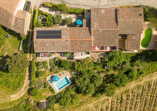 Maison de charme avec activité touristique au cœur du Pays Cathare – Proche de Limoux et Carcassonne

Nichée dans le charmant village de Pauligne, au cœur d’un environnement paisible entouré de vignobles, cette magnifique propriété de caractère datant des années 1800 développe environ 405 m² habitables et offre une opportunité rare mêlant qualité de vie et projet touristique immédiatement exploitable.

La partie privative, d’environ 160 m², propose un cadre de vie chaleureux et authentique avec une cuisine équipée, une arrière-cuisine, une salle à manger conviviale, un salon lumineux ainsi qu’une agréable terrasse privée avec vue sur les paysages viticoles. L’espace nuit comprend trois chambres, une salle de bain et une salle d’eau. Un grenier aménageable de 80 m² permet également d’envisager la création de chambres supplémentaires ou d’un espace de vie complémentaire selon vos projets.

La propriété bénéficie depuis plus de 10 ans d’une activité touristique reconnue et immédiatement opérationnelle comprenant :

• un gîte indépendant d’environ 50 m² avec terrasse privative,
• quatre chambres d’hôtes de charme de 18 à 25 m², dont trois avec terrasse et kitchenette,
• une élégante salle de détente et salle à manger de 60 m² prolongée par une terrasse de 30 m² avec vue dégagée.

Les extérieurs, soigneusement aménagés sur environ 1 500 m², invitent à la détente avec une piscine récente au sel chauffée par pompe à chaleur, sécurisée par volet roulant, plusieurs espaces terrasse, un jardin arboré et une superbe vue sur les vignes environnantes.

De nombreuses dépendances complètent l’ensemble :
• garage / atelier de 100 m²,
• garage indépendant de 40 m²,
• cave de 40 m²,
• deux citernes d’eau.

Cette propriété authentique et pleine de charme séduira aussi bien les porteurs de projet touristique que les familles à la recherche d’un lieu de vie exceptionnel dans l’une des régions les plus prisées du sud de la France.

Idéalement située au cœur du Pays Cathare, à proximité de Cité de Carcassonne et de Limoux, la région offre un cadre de vie remarquable entre patrimoine, nature, gastronomie, vignobles et activités de plein air.

Un bien rare alliant art de vivre, authenticité et potentiel de développement.