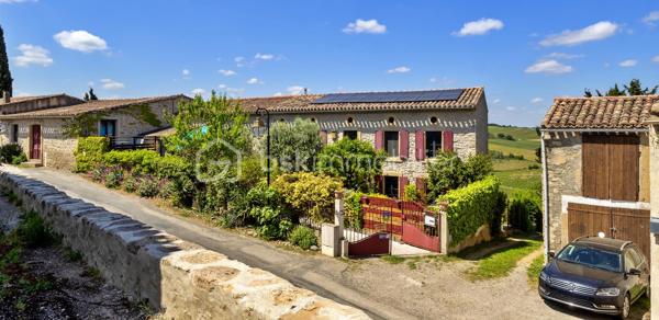 Maison de charme avec activité touristique au cœur du Pays Cathare – Proche de Limoux et Carcassonne

Nichée dans le charmant village de Pauligne, au cœur d’un environnement paisible entouré de vignobles, cette magnifique propriété de caractère datant des années 1800 développe environ 405 m² habitables et offre une opportunité rare mêlant qualité de vie et projet touristique immédiatement exploitable.

La partie privative, d’environ 160 m², propose un cadre de vie chaleureux et authentique avec une cuisine équipée, une arrière-cuisine, une salle à manger conviviale, un salon lumineux ainsi qu’une agréable terrasse privée avec vue sur les paysages viticoles. L’espace nuit comprend trois chambres, une salle de bain et une salle d’eau. Un grenier aménageable de 80 m² permet également d’envisager la création de chambres supplémentaires ou d’un espace de vie complémentaire selon vos projets.

La propriété bénéficie depuis plus de 10 ans d’une activité touristique reconnue et immédiatement opérationnelle comprenant :

• un gîte indépendant d’environ 50 m² avec terrasse privative,
• quatre chambres d’hôtes de charme de 18 à 25 m², dont trois avec terrasse et kitchenette,
• une élégante salle de détente et salle à manger de 60 m² prolongée par une terrasse de 30 m² avec vue dégagée.

Les extérieurs, soigneusement aménagés sur environ 1 500 m², invitent à la détente avec une piscine récente au sel chauffée par pompe à chaleur, sécurisée par volet roulant, plusieurs espaces terrasse, un jardin arboré et une superbe vue sur les vignes environnantes.

De nombreuses dépendances complètent l’ensemble :
• garage / atelier de 100 m²,
• garage indépendant de 40 m²,
• cave de 40 m²,
• deux citernes d’eau.

Cette propriété authentique et pleine de charme séduira aussi bien les porteurs de projet touristique que les familles à la recherche d’un lieu de vie exceptionnel dans l’une des régions les plus prisées du sud de la France.

Idéalement située au cœur du Pays Cathare, à proximité de Cité de Carcassonne et de Limoux, la région offre un cadre de vie remarquable entre patrimoine, nature, gastronomie, vignobles et activités de plein air.

Un bien rare alliant art de vivre, authenticité et potentiel de développement.