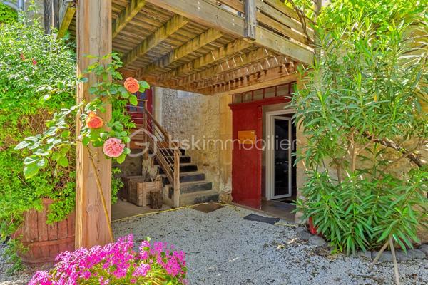 Maison de charme avec activité touristique au cœur du Pays Cathare – Proche de Limoux et Carcassonne

Nichée dans le charmant village de Pauligne, au cœur d’un environnement paisible entouré de vignobles, cette magnifique propriété de caractère datant des années 1800 développe environ 405 m² habitables et offre une opportunité rare mêlant qualité de vie et projet touristique immédiatement exploitable.

La partie privative, d’environ 160 m², propose un cadre de vie chaleureux et authentique avec une cuisine équipée, une arrière-cuisine, une salle à manger conviviale, un salon lumineux ainsi qu’une agréable terrasse privée avec vue sur les paysages viticoles. L’espace nuit comprend trois chambres, une salle de bain et une salle d’eau. Un grenier aménageable de 80 m² permet également d’envisager la création de chambres supplémentaires ou d’un espace de vie complémentaire selon vos projets.

La propriété bénéficie depuis plus de 10 ans d’une activité touristique reconnue et immédiatement opérationnelle comprenant :

• un gîte indépendant d’environ 50 m² avec terrasse privative,
• quatre chambres d’hôtes de charme de 18 à 25 m², dont trois avec terrasse et kitchenette,
• une élégante salle de détente et salle à manger de 60 m² prolongée par une terrasse de 30 m² avec vue dégagée.

Les extérieurs, soigneusement aménagés sur environ 1 500 m², invitent à la détente avec une piscine récente au sel chauffée par pompe à chaleur, sécurisée par volet roulant, plusieurs espaces terrasse, un jardin arboré et une superbe vue sur les vignes environnantes.

De nombreuses dépendances complètent l’ensemble :
• garage / atelier de 100 m²,
• garage indépendant de 40 m²,
• cave de 40 m²,
• deux citernes d’eau.

Cette propriété authentique et pleine de charme séduira aussi bien les porteurs de projet touristique que les familles à la recherche d’un lieu de vie exceptionnel dans l’une des régions les plus prisées du sud de la France.

Idéalement située au cœur du Pays Cathare, à proximité de Cité de Carcassonne et de Limoux, la région offre un cadre de vie remarquable entre patrimoine, nature, gastronomie, vignobles et activités de plein air.

Un bien rare alliant art de vivre, authenticité et potentiel de développement.