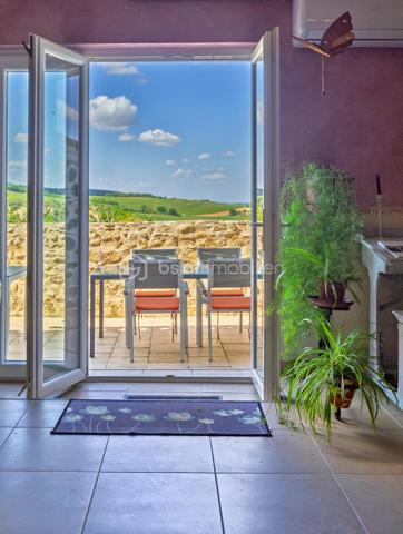 Maison de charme avec activité touristique au cœur du Pays Cathare – Proche de Limoux et Carcassonne

Nichée dans le charmant village de Pauligne, au cœur d’un environnement paisible entouré de vignobles, cette magnifique propriété de caractère datant des années 1800 développe environ 405 m² habitables et offre une opportunité rare mêlant qualité de vie et projet touristique immédiatement exploitable.

La partie privative, d’environ 160 m², propose un cadre de vie chaleureux et authentique avec une cuisine équipée, une arrière-cuisine, une salle à manger conviviale, un salon lumineux ainsi qu’une agréable terrasse privée avec vue sur les paysages viticoles. L’espace nuit comprend trois chambres, une salle de bain et une salle d’eau. Un grenier aménageable de 80 m² permet également d’envisager la création de chambres supplémentaires ou d’un espace de vie complémentaire selon vos projets.

La propriété bénéficie depuis plus de 10 ans d’une activité touristique reconnue et immédiatement opérationnelle comprenant :

• un gîte indépendant d’environ 50 m² avec terrasse privative,
• quatre chambres d’hôtes de charme de 18 à 25 m², dont trois avec terrasse et kitchenette,
• une élégante salle de détente et salle à manger de 60 m² prolongée par une terrasse de 30 m² avec vue dégagée.

Les extérieurs, soigneusement aménagés sur environ 1 500 m², invitent à la détente avec une piscine récente au sel chauffée par pompe à chaleur, sécurisée par volet roulant, plusieurs espaces terrasse, un jardin arboré et une superbe vue sur les vignes environnantes.

De nombreuses dépendances complètent l’ensemble :
• garage / atelier de 100 m²,
• garage indépendant de 40 m²,
• cave de 40 m²,
• deux citernes d’eau.

Cette propriété authentique et pleine de charme séduira aussi bien les porteurs de projet touristique que les familles à la recherche d’un lieu de vie exceptionnel dans l’une des régions les plus prisées du sud de la France.

Idéalement située au cœur du Pays Cathare, à proximité de Cité de Carcassonne et de Limoux, la région offre un cadre de vie remarquable entre patrimoine, nature, gastronomie, vignobles et activités de plein air.

Un bien rare alliant art de vivre, authenticité et potentiel de développement.