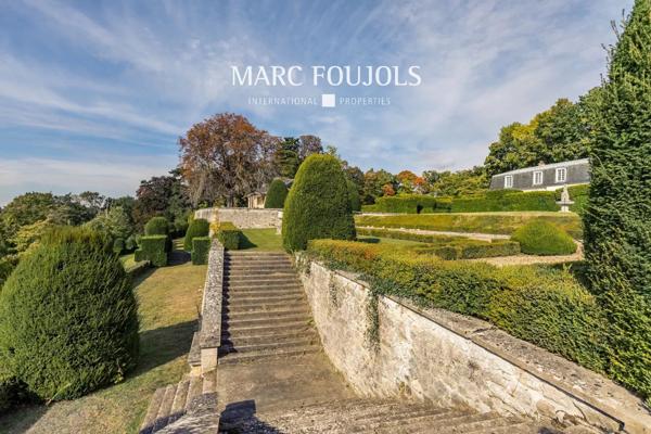 Avec vue dominante, propriétés composées de deux maisons à rénover dans un parc de 25 hectares…