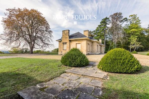 Avec vue dominante, propriétés composées de deux maisons à rénover dans un parc de 25 hectares…