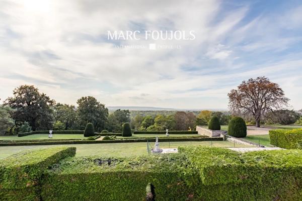 Avec vue dominante, propriétés composées de deux maisons à rénover dans un parc de 25 hectares…