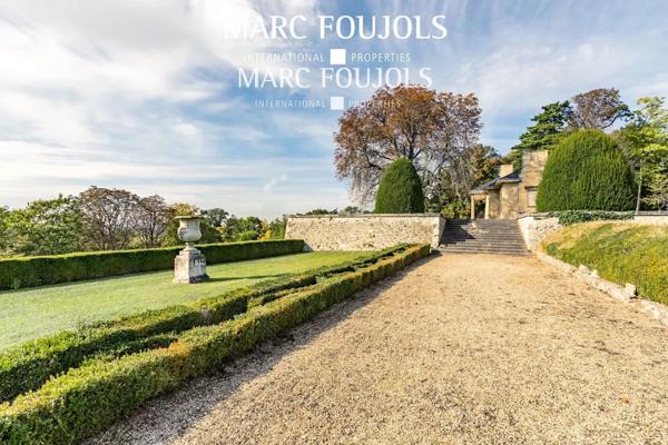 Avec vue dominante, propriétés composées de deux maisons à rénover dans un parc de 25 hectares…
