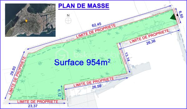 Sète, bordée par la mer et la lagune, a atteint ses limites naturelles.

Sur le Mont Saint-Clair, espace résidentiel classé, les terrains encore disponibles sont rares, souvent escarpés et techniquement contraints.

Ici, un dernier écrin de nature, plat, viabilisé, facilement accessible, dans un environnement calme et verdoyant avec vue sur l'étang.

Le terrain de 954 m² est prêt à accueillir votre résidence, contemporaine élégante, dans le respect des contraintes d’un site aussi protégé que convoité.

Emprise au sol : 11 % 
Emprise au sol de la piscine et spa : < 8 % de la parcelle

Le bien peut être vendu avec un permis de construire, conçu par un architecte de renom, expert des environnements sensibles.
Ce projet donne à l’acheteur une vision claire, concrète et cohérente de ce qu’il est possible de réaliser avec finesse, en intégrant parfaitement les règles obligatoire.

Le projet prévoit :
Surface habitable totale : 183 m², répartis comme suit : 39 m² au niveau -1, 66 m² au rez-de-chaussée et 78 m² à l’étage.
Une piscine traversante avec spa (24 m²)
Une intégration paysagère naturelle et respectueuse de la topographie