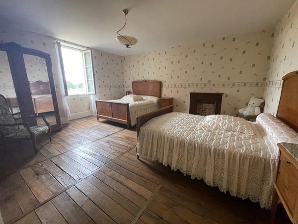 Maison, étang, dépendances, jardin  sur 8853 m2 de parcelle