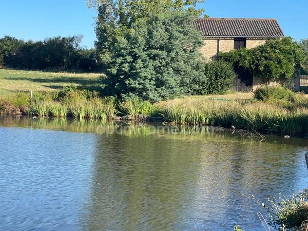 Maison, étang, dépendances, jardin  sur 8853 m2 de parcelle