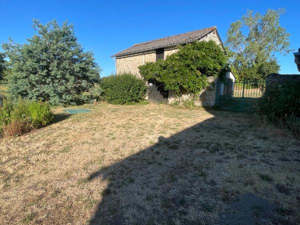 Maison, étang, dépendances, jardin  sur 8853 m2 de parcelle