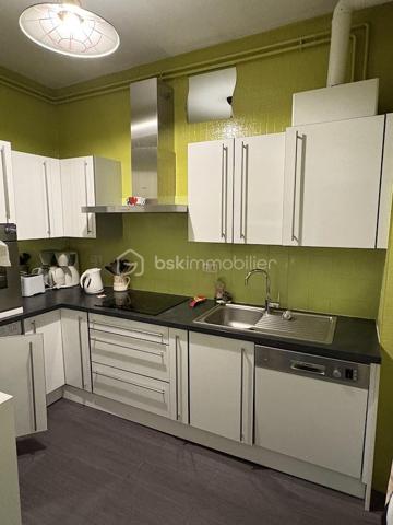 Découvrez cet appartement de 48 m² idéalement situé au premier étage d'une résidence datant de 1940. Profitez d'un cadre de vie dynamique à deux pas des commodités urbaines, et du jardin des Vignaux.

Ce bien vous plaira à coup sûr grâce à ses espaces , avec une entrée desservant une cuisine 100% équipée, 1 salle d'eau avec douche et wc, un beau salon salle à manger très lumineux avec de grand placards de rangements, 1 espace bureau, et une 1 grande chambre avec dressing.
Pour compléter ce bien vous aurez 4 boxes de rangement très pratique.
Cet appartement vous offre un intérieur lumineux et bien agencé.
La copropriété de seulement 7 lots assure une ambiance conviviale. Charges annuelles raisonnables de 743 €.

Les points forts :
- double vitrage en PVC
- volets roulants  PVC + volets bois = double volets pour plus de confort
- entretien chaudière effectué ok
- cuisine 100% équipée
- appartement refait avec goût
- de belle hauteur sous plafonds avec moulures
- parking gratuit au bas de la résidence

Idéal pour un premier investissement ou un pied-à-terre.