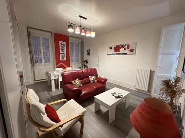 Découvrez cet appartement de 48 m² idéalement situé au premier étage d'une résidence datant de 1940. Profitez d'un cadre de vie dynamique à deux pas des commodités urbaines, et du jardin des Vignaux.

Ce bien vous plaira à coup sûr grâce à ses espaces , avec une entrée desservant une cuisine 100% équipée, 1 salle d'eau avec douche et wc, un beau salon salle à manger très lumineux avec de grand placards de rangements, 1 espace bureau, et une 1 grande chambre avec dressing.
Pour compléter ce bien vous aurez 4 boxes de rangement très pratique.
Cet appartement vous offre un intérieur lumineux et bien agencé.
La copropriété de seulement 7 lots assure une ambiance conviviale. Charges annuelles raisonnables de 743 €.

Les points forts :
- double vitrage en PVC
- volets roulants  PVC + volets bois = double volets pour plus de confort
- entretien chaudière effectué ok
- cuisine 100% équipée
- appartement refait avec goût
- de belle hauteur sous plafonds avec moulures
- parking gratuit au bas de la résidence

Idéal pour un premier investissement ou un pied-à-terre.
