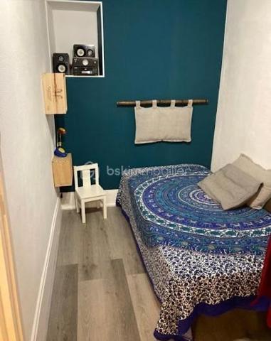 Découvrez cet appartement de 48 m² idéalement situé au premier étage d'une résidence datant de 1940. Profitez d'un cadre de vie dynamique à deux pas des commodités urbaines, et du jardin des Vignaux.

Ce bien vous plaira à coup sûr grâce à ses espaces , avec une entrée desservant une cuisine 100% équipée, 1 salle d'eau avec douche et wc, un beau salon salle à manger très lumineux avec de grand placards de rangements, 1 espace bureau, et une 1 grande chambre avec dressing.
Pour compléter ce bien vous aurez 4 boxes de rangement très pratique.
Cet appartement vous offre un intérieur lumineux et bien agencé.
La copropriété de seulement 7 lots assure une ambiance conviviale. Charges annuelles raisonnables de 743 €.

Les points forts :
- double vitrage en PVC
- volets roulants  PVC + volets bois = double volets pour plus de confort
- entretien chaudière effectué ok
- cuisine 100% équipée
- appartement refait avec goût
- de belle hauteur sous plafonds avec moulures
- parking gratuit au bas de la résidence

Idéal pour un premier investissement ou un pied-à-terre.