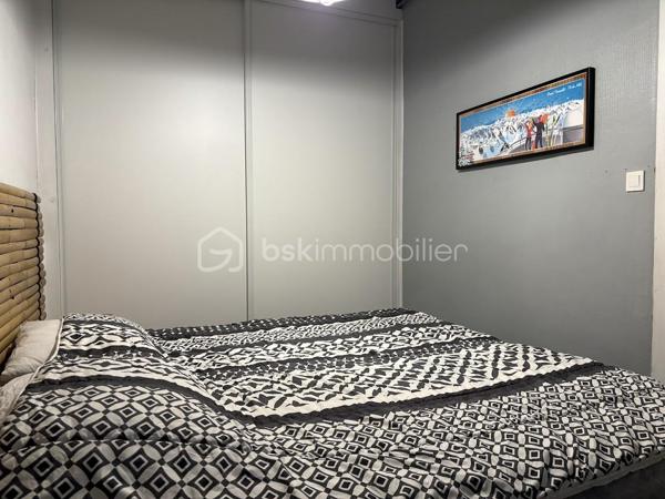 Découvrez cet appartement de 48 m² idéalement situé au premier étage d'une résidence datant de 1940. Profitez d'un cadre de vie dynamique à deux pas des commodités urbaines, et du jardin des Vignaux.

Ce bien vous plaira à coup sûr grâce à ses espaces , avec une entrée desservant une cuisine 100% équipée, 1 salle d'eau avec douche et wc, un beau salon salle à manger très lumineux avec de grand placards de rangements, 1 espace bureau, et une 1 grande chambre avec dressing.
Pour compléter ce bien vous aurez 4 boxes de rangement très pratique.
Cet appartement vous offre un intérieur lumineux et bien agencé.
La copropriété de seulement 7 lots assure une ambiance conviviale. Charges annuelles raisonnables de 743 €.

Les points forts :
- double vitrage en PVC
- volets roulants  PVC + volets bois = double volets pour plus de confort
- entretien chaudière effectué ok
- cuisine 100% équipée
- appartement refait avec goût
- de belle hauteur sous plafonds avec moulures
- parking gratuit au bas de la résidence

Idéal pour un premier investissement ou un pied-à-terre.