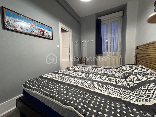 Découvrez cet appartement de 48 m² idéalement situé au premier étage d'une résidence datant de 1940. Profitez d'un cadre de vie dynamique à deux pas des commodités urbaines, et du jardin des Vignaux.

Ce bien vous plaira à coup sûr grâce à ses espaces , avec une entrée desservant une cuisine 100% équipée, 1 salle d'eau avec douche et wc, un beau salon salle à manger très lumineux avec de grand placards de rangements, 1 espace bureau, et une 1 grande chambre avec dressing.
Pour compléter ce bien vous aurez 4 boxes de rangement très pratique.
Cet appartement vous offre un intérieur lumineux et bien agencé.
La copropriété de seulement 7 lots assure une ambiance conviviale. Charges annuelles raisonnables de 743 €.

Les points forts :
- double vitrage en PVC
- volets roulants  PVC + volets bois = double volets pour plus de confort
- entretien chaudière effectué ok
- cuisine 100% équipée
- appartement refait avec goût
- de belle hauteur sous plafonds avec moulures
- parking gratuit au bas de la résidence

Idéal pour un premier investissement ou un pied-à-terre.