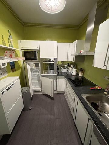 Découvrez cet appartement de 48 m² idéalement situé au premier étage d'une résidence datant de 1940. Profitez d'un cadre de vie dynamique à deux pas des commodités urbaines, et du jardin des Vignaux.

Ce bien vous plaira à coup sûr grâce à ses espaces , avec une entrée desservant une cuisine 100% équipée, 1 salle d'eau avec douche et wc, un beau salon salle à manger très lumineux avec de grand placards de rangements, 1 espace bureau, et une 1 grande chambre avec dressing.
Pour compléter ce bien vous aurez 4 boxes de rangement très pratique.
Cet appartement vous offre un intérieur lumineux et bien agencé.
La copropriété de seulement 7 lots assure une ambiance conviviale. Charges annuelles raisonnables de 743 €.

Les points forts :
- double vitrage en PVC
- volets roulants  PVC + volets bois = double volets pour plus de confort
- entretien chaudière effectué ok
- cuisine 100% équipée
- appartement refait avec goût
- de belle hauteur sous plafonds avec moulures
- parking gratuit au bas de la résidence

Idéal pour un premier investissement ou un pied-à-terre.